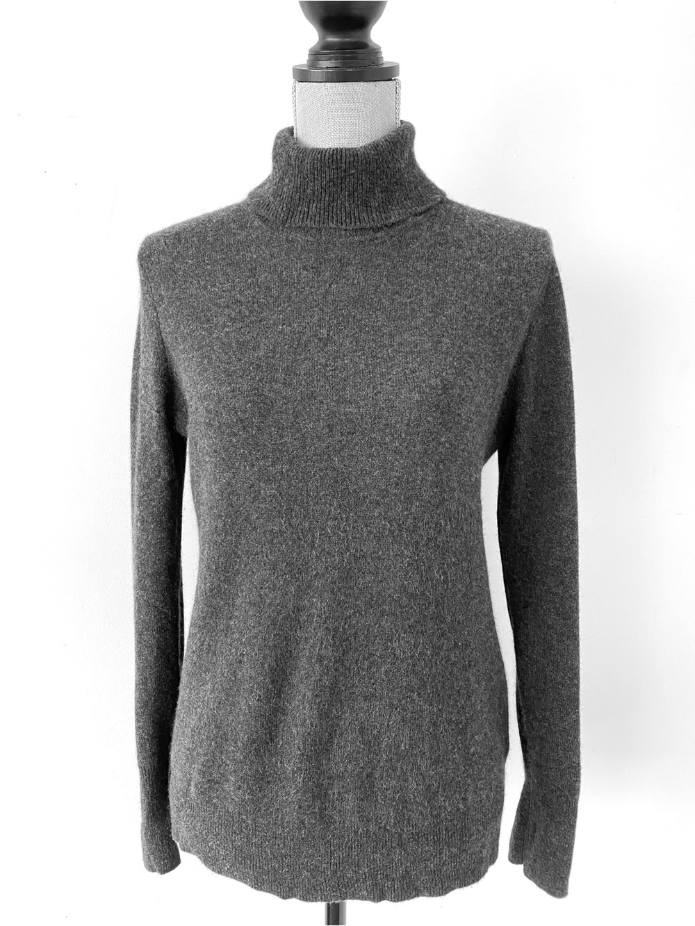 Halston Heritage Charcoal Gray Cashmere Turtleneck Sweater Sz M Minimal Luxury